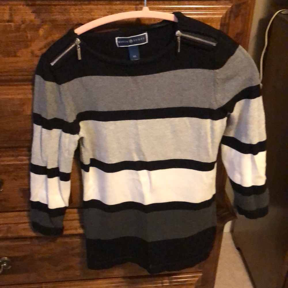 Classic sweater with zipper detail on shoulders
